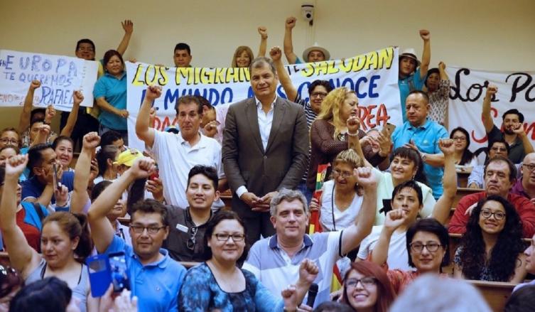 El expresidente de Ecuador Rafael Correa posa en la clausura del acto 
