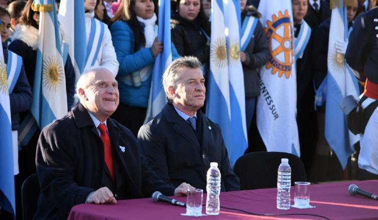 El presidente Mauricio Macri junto al gobernador Miguel Lifschitz en el acto central de la celebración del Día de la Bandera el año pasado. (Foto: Archivo/ Juan José García)