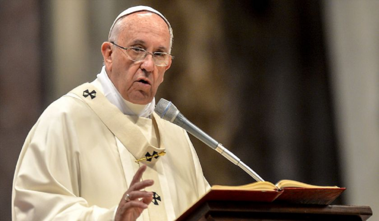 El Papa Francisco apuntó contra los métodos que usan determinados Gobiernos para manipular la comunicación. FOTO: AFP