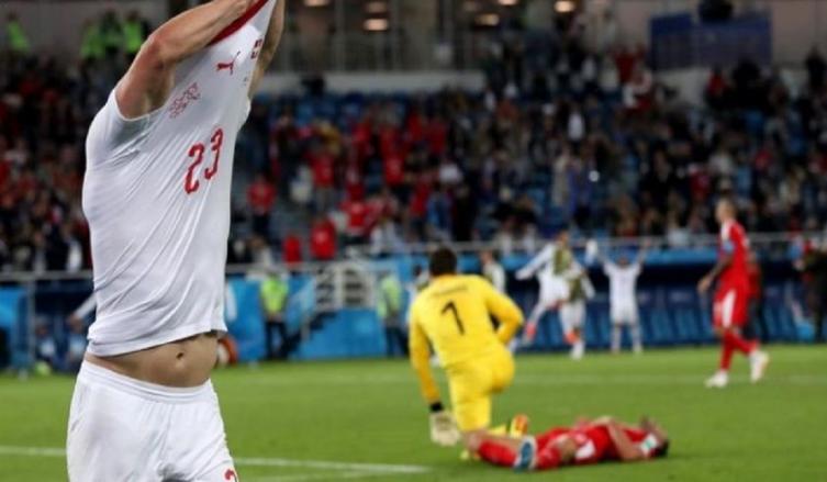 El suizo Shaqiri celebra con euforia el gol del triunfo. (EFE)