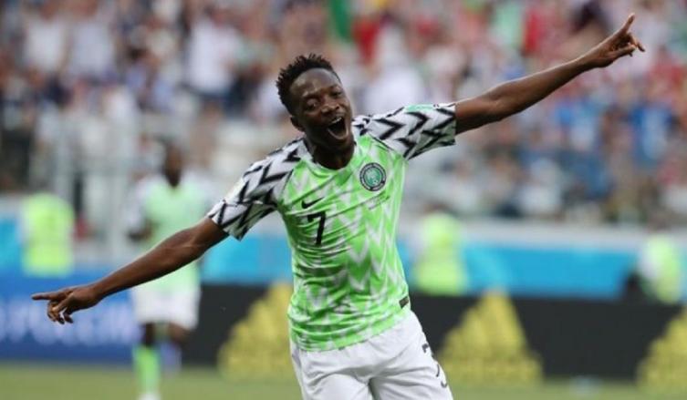 Musa, el veloz delantero nigeriano, festeja el segundo gol. (EFE)