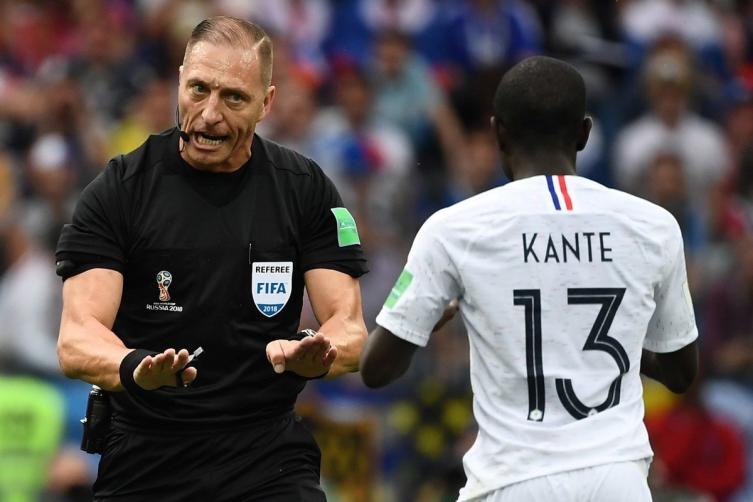 La recia advertencia de Néstor Pitana al francés N Golo Kante. El argentino cumplió una muy buena actuación en el cuarto partido que dirigió en este Mundial. (Foto: AFP/Franck Fife).