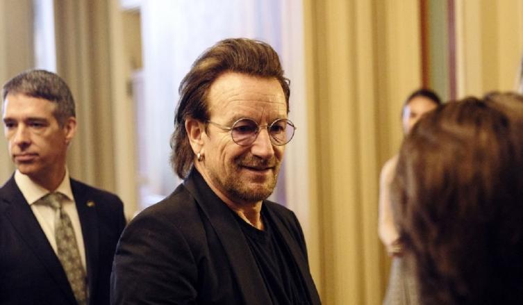 Bono el líder de la banda irlandesa U2. - Clarín