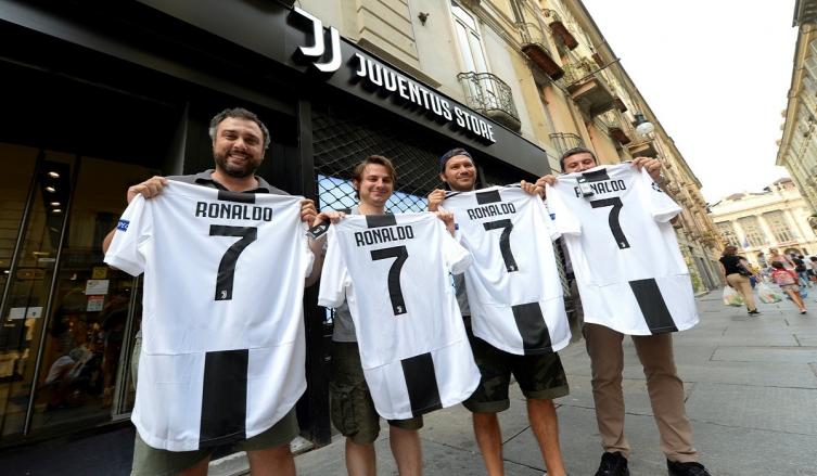 Hinchas de la Juventus ya consiguieron las primeras camisetas oficiales. Foto: Reuter