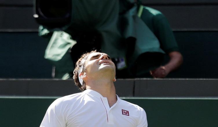 Afuera. Roger Federer, eliminado en cuartos de Wimbledon. (Foto: AP Photo/Ben Curtis)
