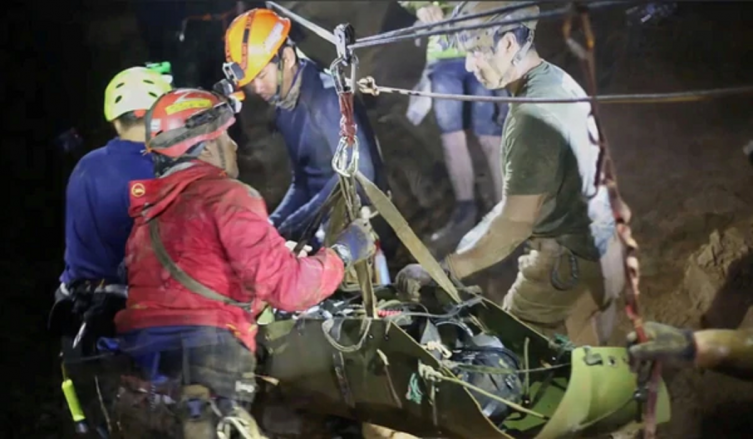 Un grupo de socorristas rescatan a una de las 13 personas atrapadas en la cueva. - INFOBAE