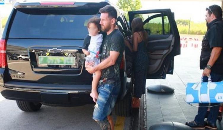 Messi al llegar con su familia a Barcelona.(mundodeportivo.com)