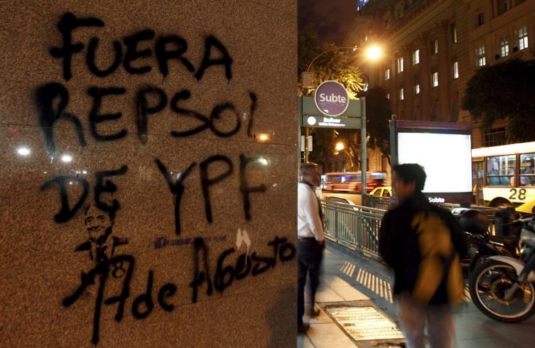 Pintada en la calle en favor de la estatización de YPF. en 2012.