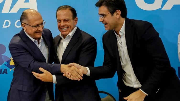 Acuerdo. El candidato presidencial Geraldo Alckmin, este viernes, con el diputado nacional Rodrigo Garcia, del partido DEM, y el ex alcalde de San Pablo, Joao Doria. /AFP