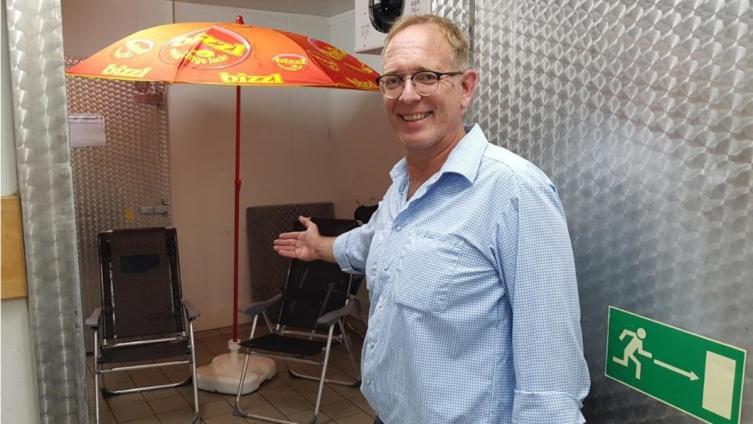 Lars Koch, el supermercado alemán, ofrece a clientes superar el calor en una cámara frigorífica. (AP)