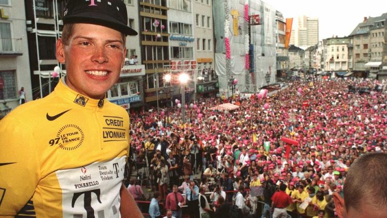 El alemán Jann Ullrih y una impresionante recepción con cerca de 20 mil hinchas en Bonn, luego de convertirse en el primer alemán en ganar el Tour de Francia. (AP)
