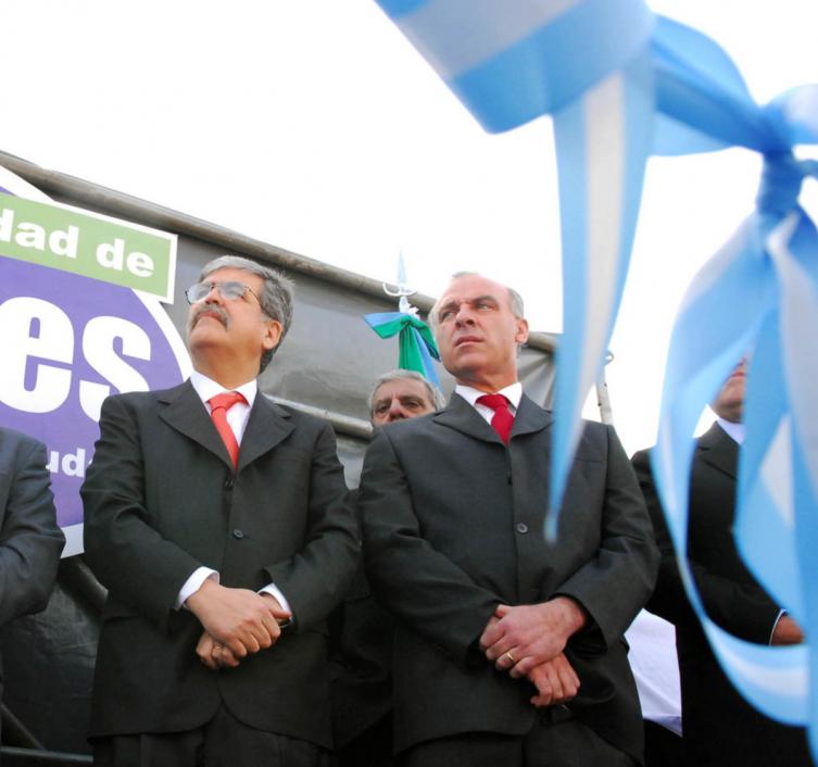 El ministro de planificacin federal, Julio De Vido y el titular de la Occovi, Claudio Uberti en el 2006. - Clarín