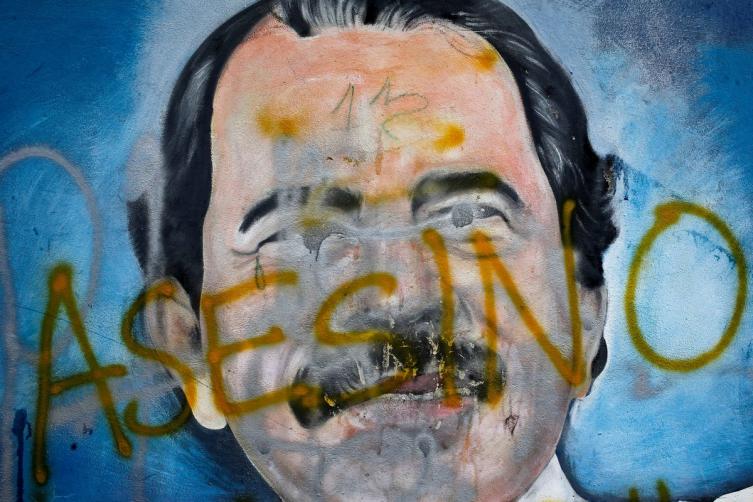 Un mural en una calle de Managua, con fuertes insultos contra Daniel Ortega. AP