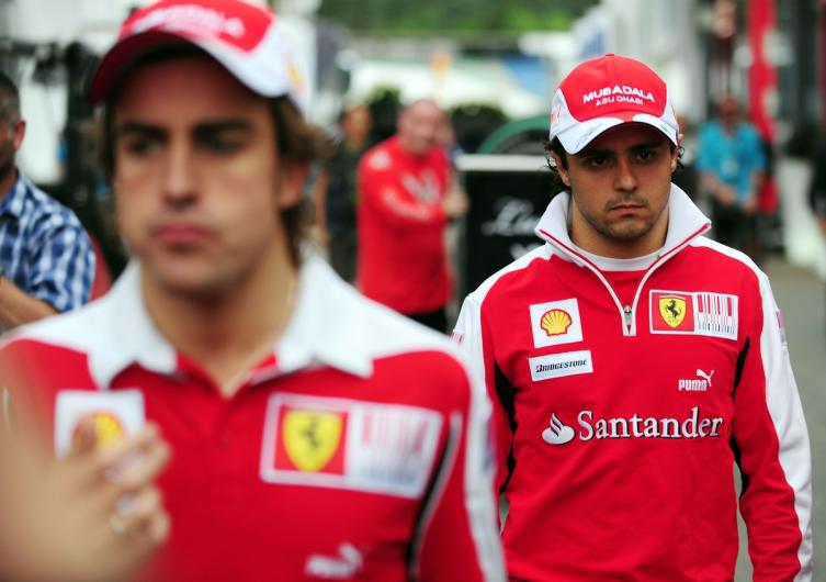 Fernando Alonso adelante y Felipe Massa atrás, en sus épocas de compañeros en Ferreri. (AFP)
