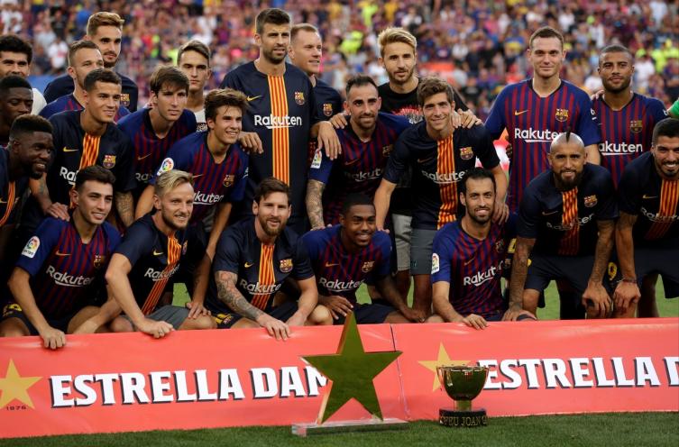 Los jugadores del Barcelona celebran la victoria, con la Copa Joan Gamper. (Foto: AP)