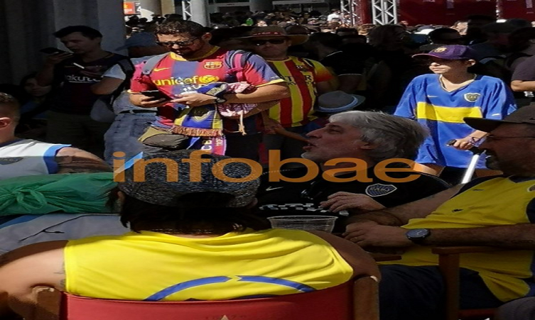 El jefe de la barra Rafael Di Zeo, fotografiado minutos antes del partido de Boca en Barcelona. - INFOBAE