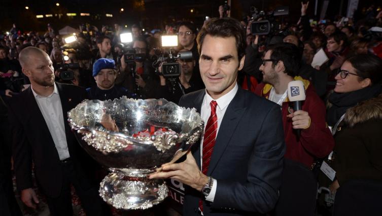 Roger Federer sosteniendo la Copa Davis que ganó con Suiza en 2014. (Foto: EFE/Laurent Gillieron)