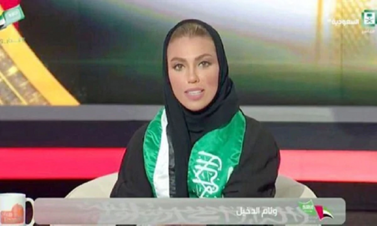 Weam Al Dakheel es la primera periodista mujer en presentar las noticias en Arabia Saudita - INFOBAE