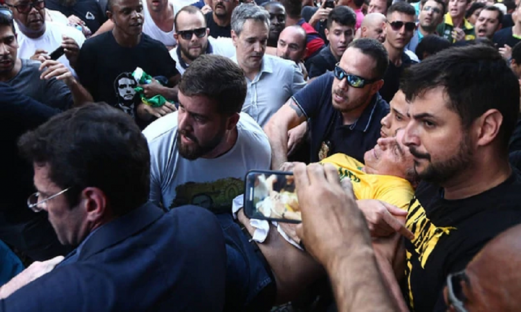 El momento en que Jair Bolsonaro es retirado del acto de campaña donde fue apuñalado. - INFOBAE