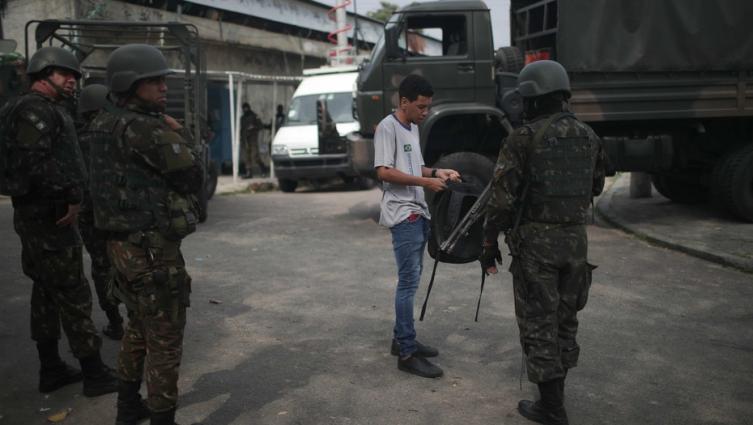 Escena de patrullas en favelas como Morro da Fe o el Alemao en busca de narcotraficantes. EFE