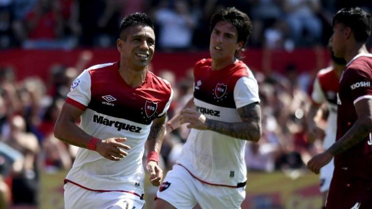 Penal, gol y sonrisa de Víctor Figueroa.(Fotobaires)