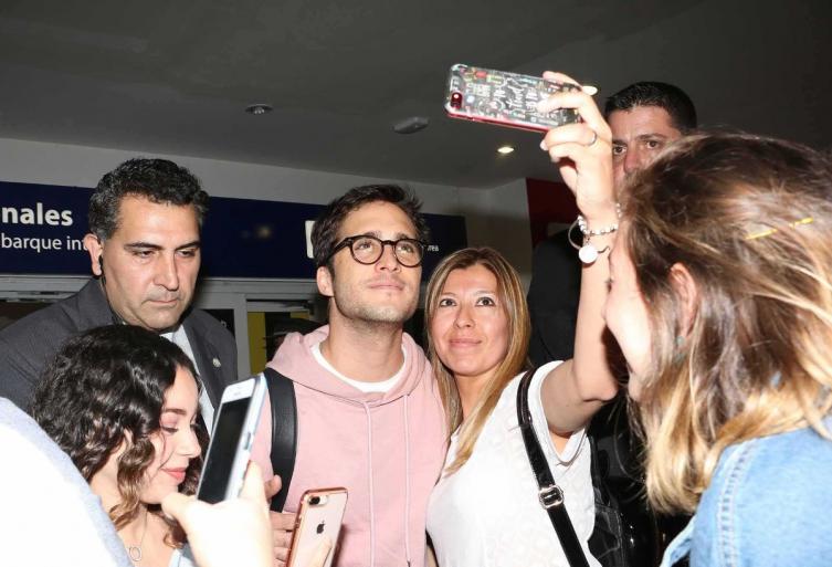 Boneta, en el aeropuerto, se mostró muy cariñoso con sus fans. (Movilpress)
