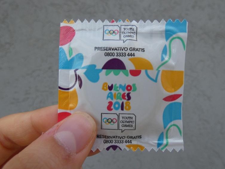 Uno de los preservativos a los tienen acceso los atletas en la Villa Olímpica - Clarín