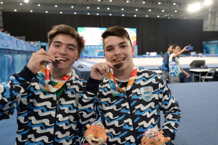 Fernando Espíndola y Santiago Escallier y sus medallas de plata y bronce. (Foto: Buenos Aires 2018)