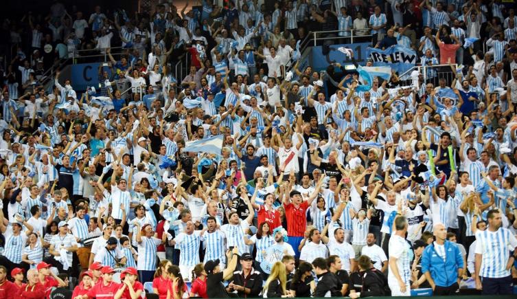 Los hinchas argentinos festejan con los jugadores la consagración en Zagreb. (Foto: AFP)