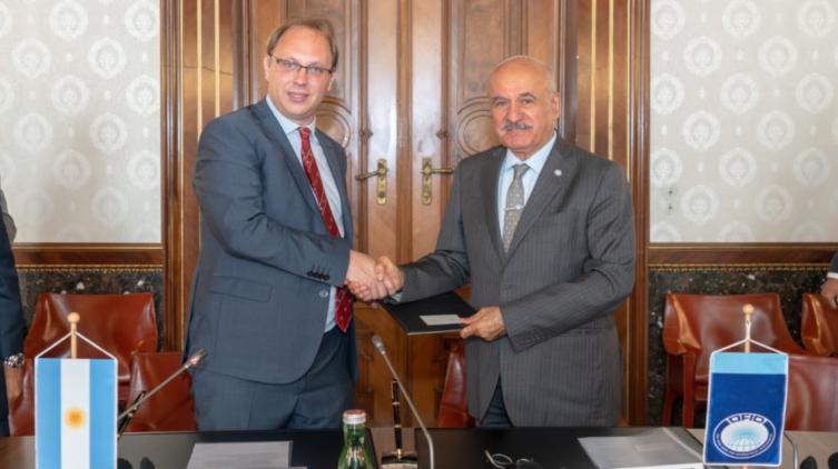 El ministro de Economía de la provincia, Gonzalo Saglione, y el director general del OFID, Suleiman Jasir Al-Herbish. - GSF