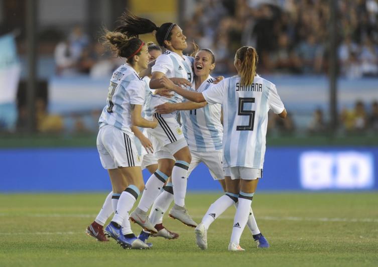 El festejo de las chicas argentinas tras el gol de Eliana Stábile para el 2-0 ante Panamá. (Juano Tesone)