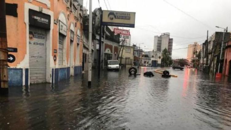 Algunos sectores de Avellaneda quedaron totalmente anegados (Nahuel Ventura - Diario Crónica)