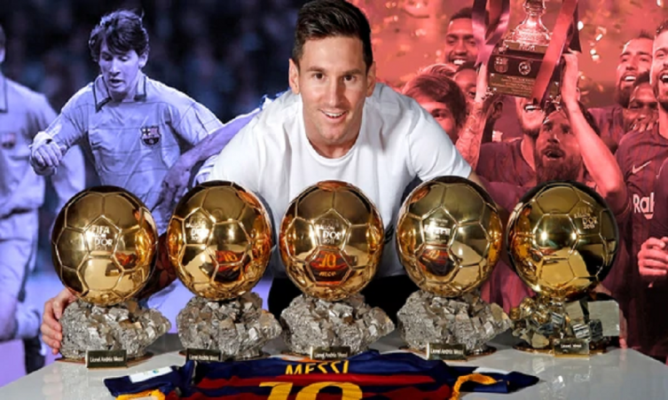Lionel Messi con los cinco balones de oro de la UEFA que ganó durante su carrera - INFOBAE
