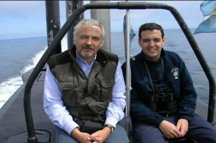 Misma pasión. Jorge Ignacio Bergallo junto a su padre, que también fue tripulante del ARA San Juan. - Clarín