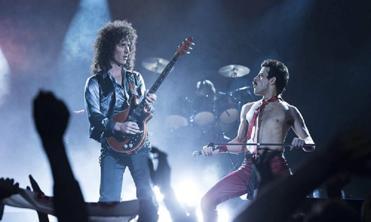 Escena de “Bohemian Rhapsody” en la guitarra Brian May (interpretado por Gwilym Lee) y en la voz Freddie Mercury (interpretado por Rami Malek)