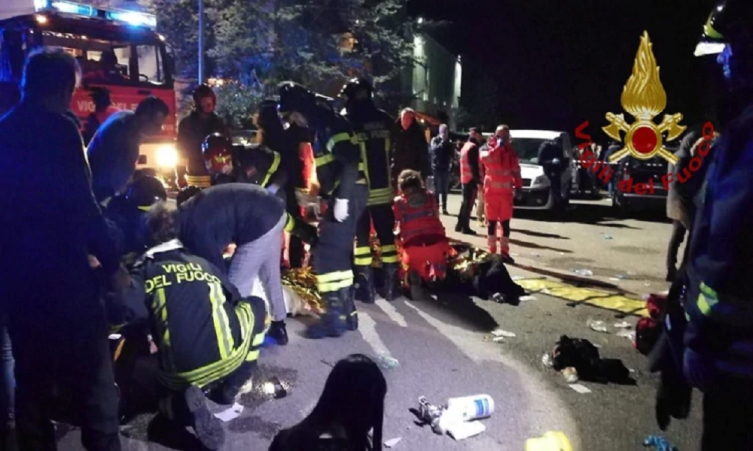 Personal de emergencia atiende a las víctimas en Corinaldo, cerca de Ancona (Vigili del Fuoco via REUTERS)