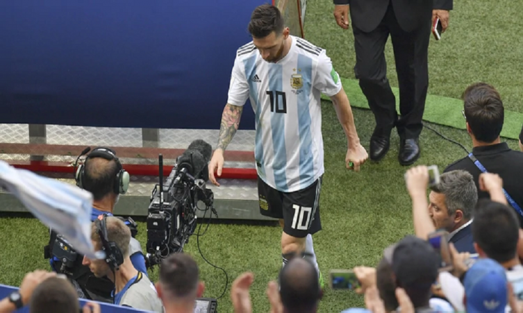 La tristeza de Lionel Messi tras ser eliminado del Mundial de Rusia a manos de Francia (AFP PHOTO / Saeed Khan)