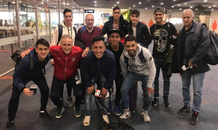 Hugo Mario Yamada y Javier Castrilli con los 9 jugadores que viajaron a España - INFOBAE