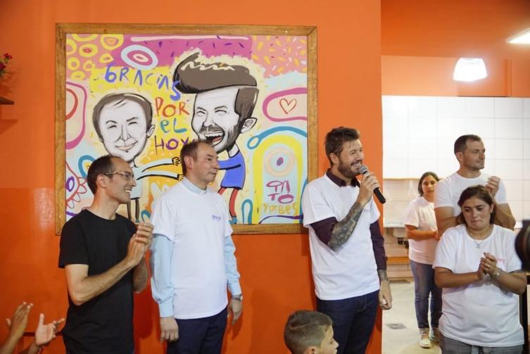 Marcelo Tinelli inauguró el comedor Pequeños Gigantes en Bolívar. - Clarín