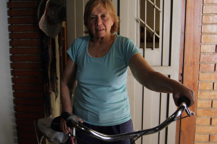 María Teresa Ambrosi, en su bicicleta. Le cobraron una multa de $14.000 por andar sin casco. Foto Delfo Rodríguez.