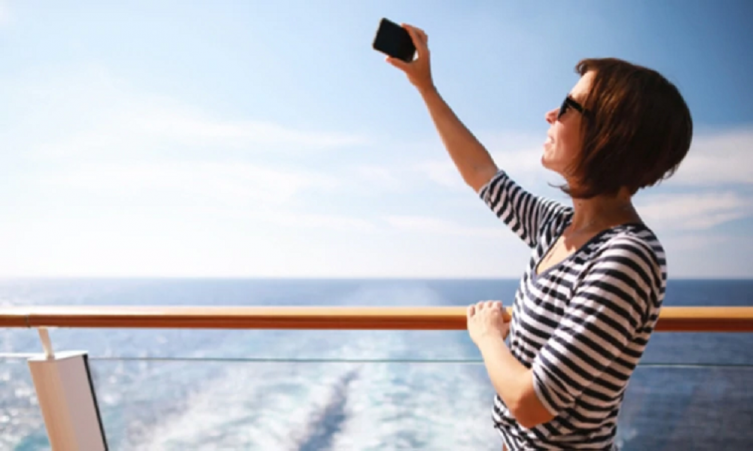 El uso de aplicaciones móviles para planificar el viaje de las vacaciones (Shutterstock)