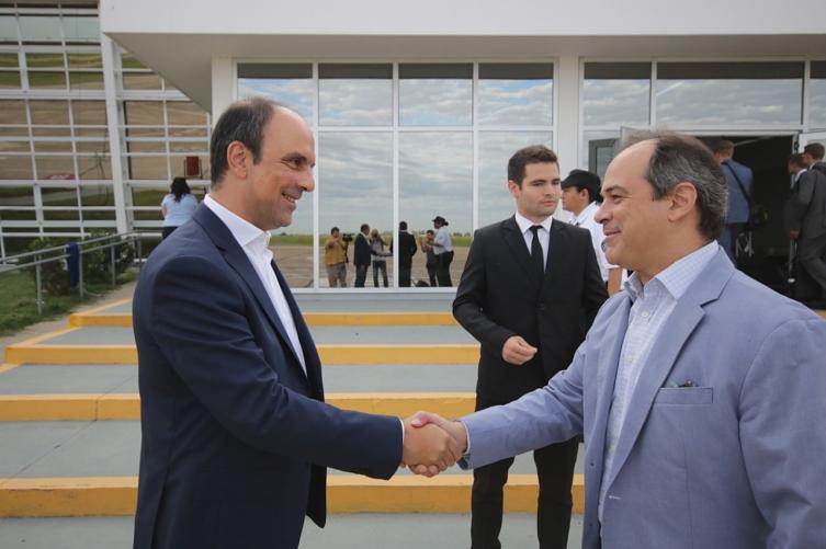 El intendente José Corral al momento de recibir en el aeropuerto al director Nacional de Ceremonial, Marcelo Suárez Salvia.