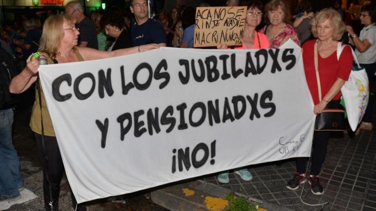 Vecinos de Caballito reclaman por los aumentos desmedidos. (Nahuel Ventura / Diario Crónica)
