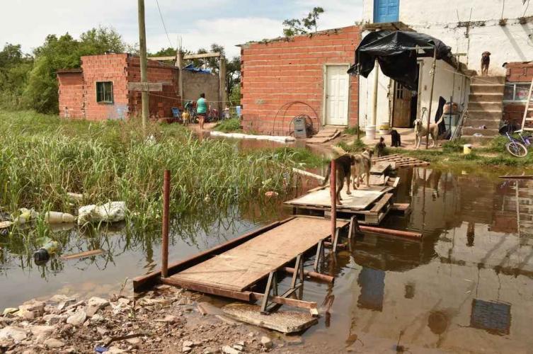 El agua, cerca. El camino de La Vuelta del Paraguayo no está inundado pero la crecida ya rodea algunas de las viviendas que están en los sectores más bajos. Foto: Guillermo Di Salvatore 