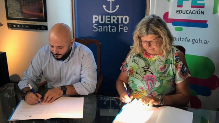 La ministra de Educación, Claudia Balagué, y el presidente del Ente Administrador Puerto de Santa Fe (EAPSF), Sebastián Simez.