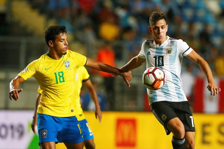 Gabriel Menino de Brasil disputa la pelota frente a con Gonzalo Maroni de Argentina. (EFE)