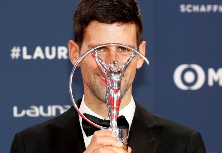 El serbio Novak Djokovic, número uno del tenis mundial, posa tras ser galardonado con el Premio Laureus al mejor deportista masculino del año. Foto: EFE