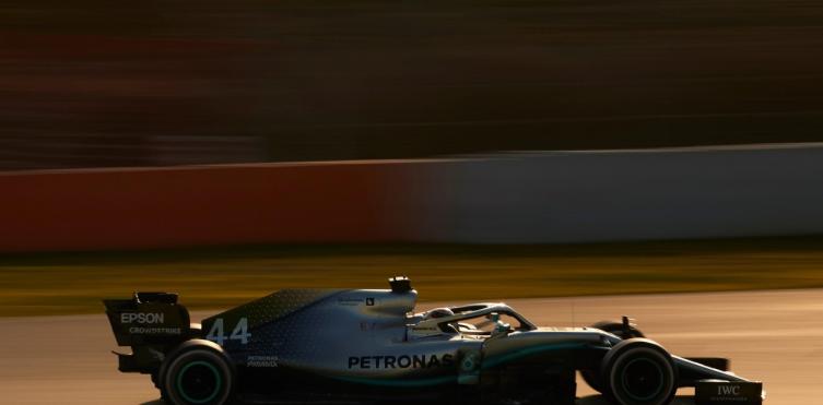 Lewis Hamilton, el campeón vigente, con su Mercedes en las pruebas de febrero pasado en el circuito catalán de Montmeló. Foto: EFE