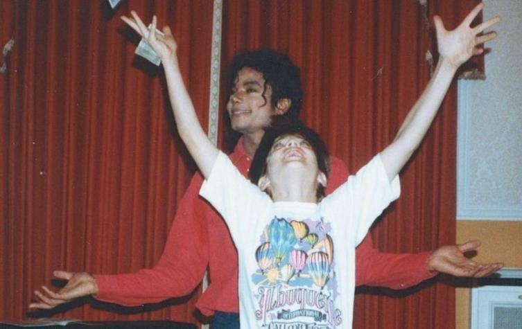 Michael Jackson y James Safechuck, quien contó que se casaron en secreto, y que el cantante le regaló un anillo de brillantes. (Foto: ARCHIVO DE JAMES SAFECHUCK / CANAL 4)