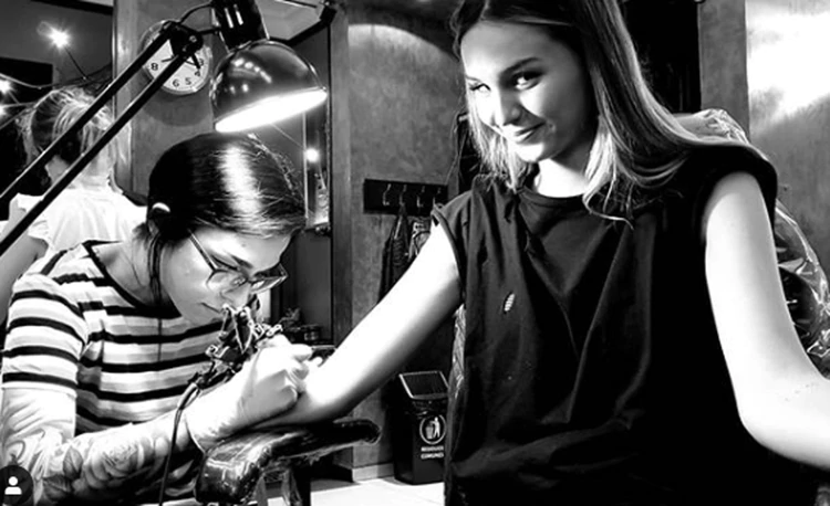 La foto de Juanita tatuándose por primera vez (Foto: Instagram)